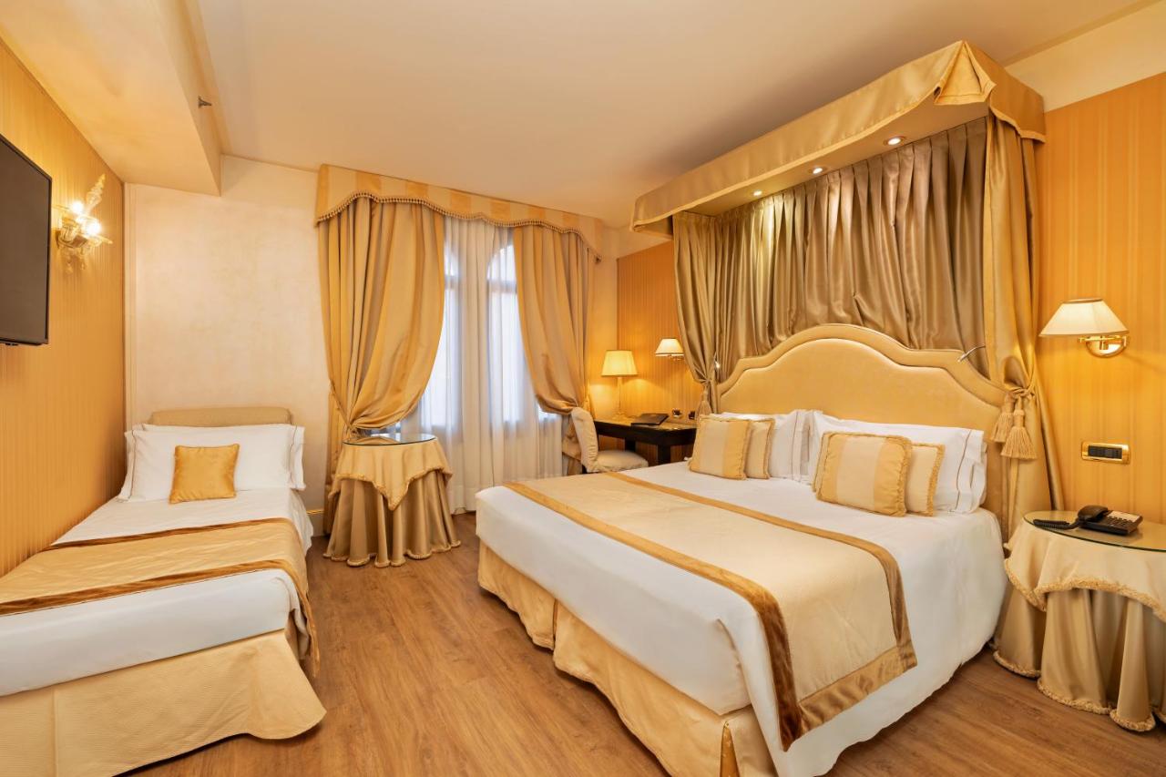 Camera da letto e arredi del Hotel A La Commedia, San Marco, Venezia