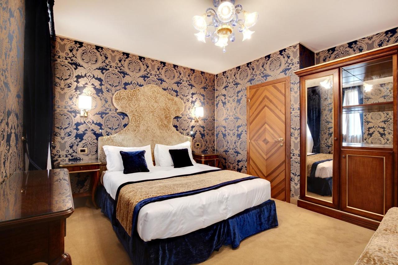 Camera da letto e arredi del Hotel Casanova, San Marco, Venezia