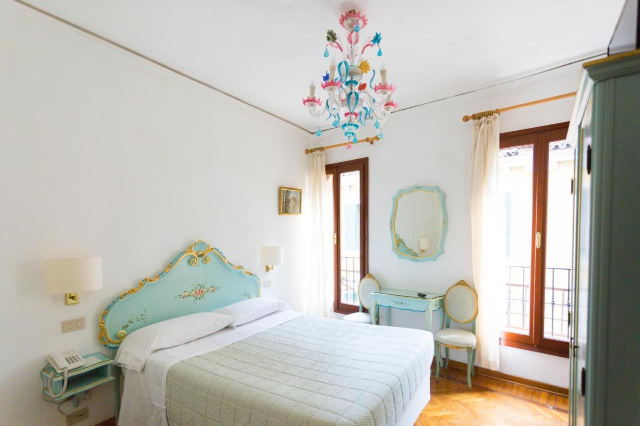 Camera da letto e arredi del Hotel Serenissima, San Marco, Venezia