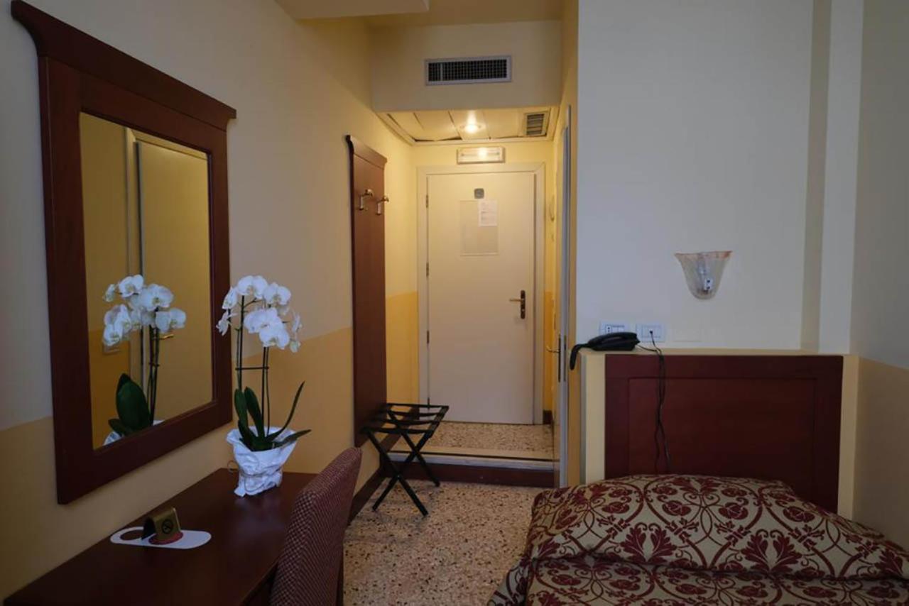 Camera da letto e arredi del Palazzo Marcello Hotel Al Sole, Santa Croce, Venezia